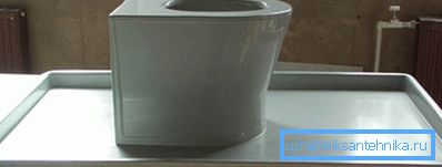 Cel mai simplu model din fibră de sticlă, realizat într-o formă monolitară, cu un raft