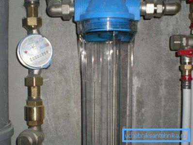 Filtru simplu pentru instalații sanitare într-un apartament cu un balon Filtru simplu pentru instalații sanitare într-un apartament cu un balon