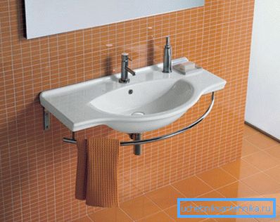 Chiuveta simplă și convenabilă din faianța sanitară.