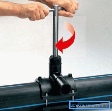 Procesul de a crea o scurgere pe conducta din PVC