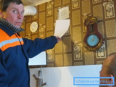 Verificați tracțiunea utilizând o foaie obișnuită de hârtie care ar trebui să rămână pe grila