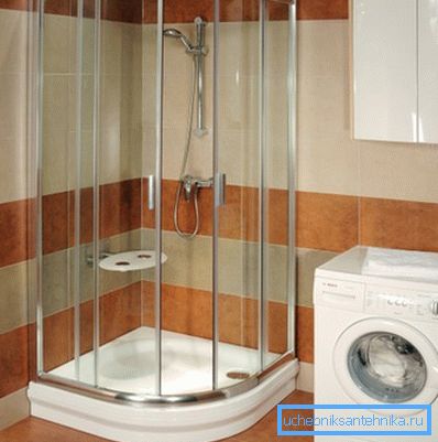 Dușul transparent cu scaun