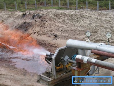 Lucrarea flarei pentru incinerarea deșeurilor lichide.