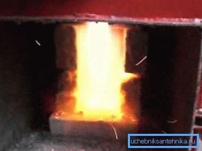 Lucrările cuptorului sunt similare cu arderea gazului natural într-un cazan pe gaz.