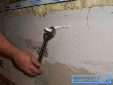 Radiatorul trebuie instalat pe suporturi speciale de montare.