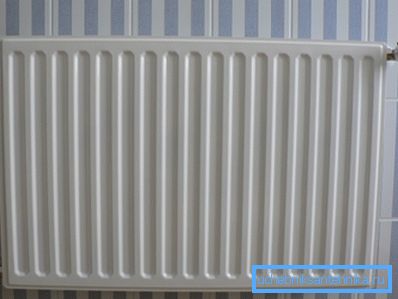 Radiatorul încălzind încăperea datorită lichidului de răcire introdus în acesta Radiatorul încălzind încăperea datorită lichidului de răcire introdus în acesta