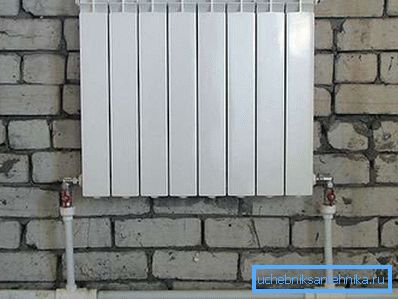 Radiator echipat cu toate macaralele necesare Radiator echipat cu toate macaralele necesare