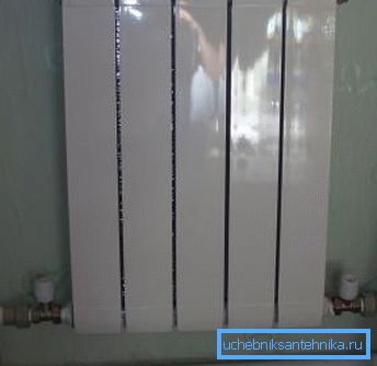 Radiatorul de încălzire conectat la conducta principală