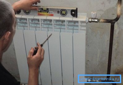 Radiatorul este instalat pe tevi de oțel prin sudare.