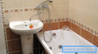 O chiuvetă fără robinet poate fi operată cu un aparat montat deasupra băii. O chiuvetă fără robinet poate fi operată cu un aparat montat deasupra băii.