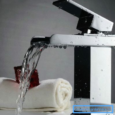 Chiuveta cu mixer de tip pârghie.