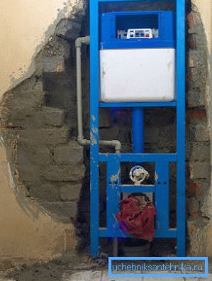 Cadrul este instalat într-o nișă din peretele principal al casei.