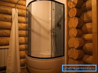 Cabină de duș situată într-o casă din lemn