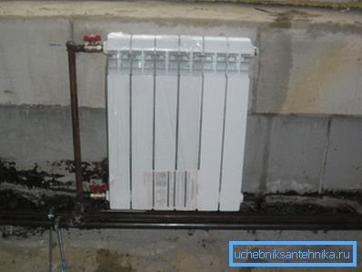 Radiatorul situat deasupra conductei de alimentare este echipat cu o macara Mayevsky.