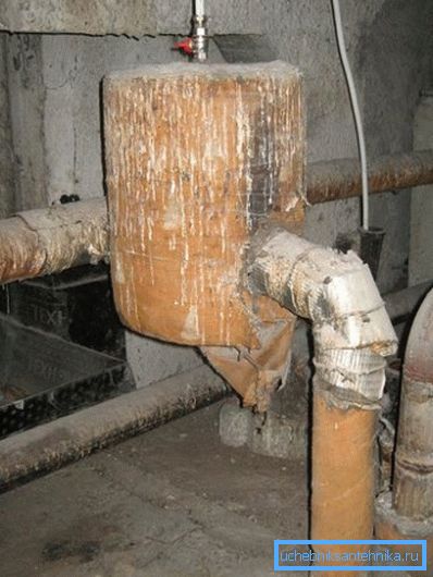 Rezervor de expansiune cu descărcare în canalizare.