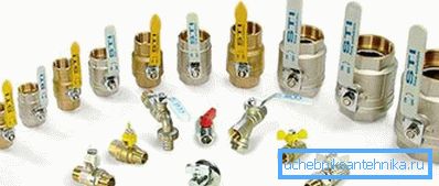 Diferite tipuri și dimensiuni de accesorii similare în dimensiune și formă, prezentate ca sortimente de la un producător
