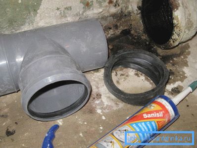 Locurile diferite de canalizare sunt conectate prin manșete de cauciuc cu un etanșant suplimentar de etanșare. Locurile diferite de canalizare sunt conectate prin manșete de cauciuc cu un etanșant suplimentar de etanșare.