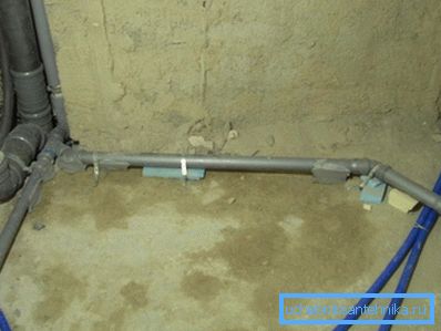 Amenajarea canalului sub baie, chiuvetă și mașină de spălat a făcut țeavă de 50 mm.