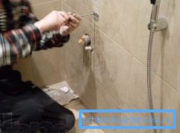 Reparați dușul prin înlocuirea mixerului