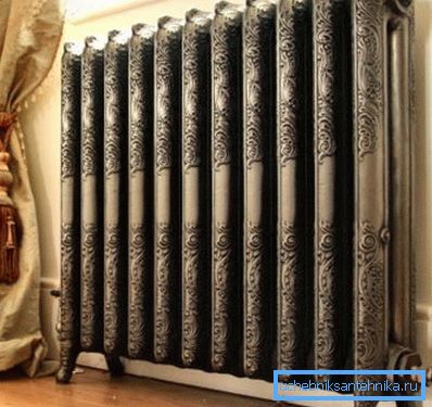 Radiator retro în interiorul camerei de zi