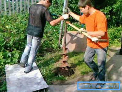 Găurirea manuală a minei