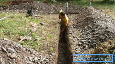 Săparea șanțurilor pentru fixarea elementelor de alimentare cu apă.