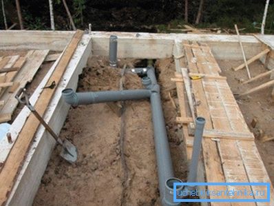 Cel mai corect lucru este să pregătiți sistemul de canalizare în timpul construcției fundației.