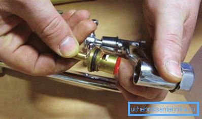 Cutie de osie cu schimbare automată într-un mixer importat Cutie de osie cu schimbare automată într-un mixer importat