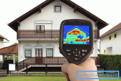 Cea mai ușoară modalitate de a detecta cele mai intense locații de scurgere a căldurii este să invitați un specialist cu un termostat imager.