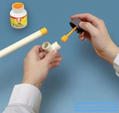 Construiți lipirea adezivă.