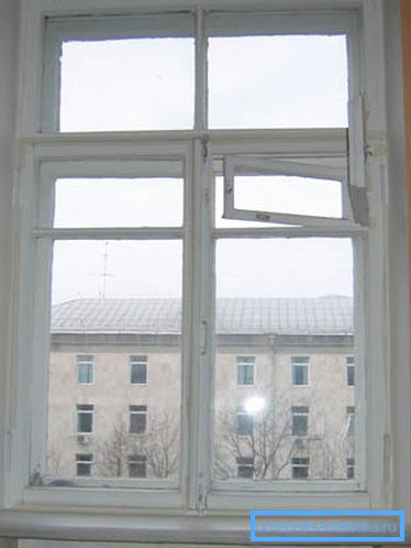 Crăpăturile din cadrele din lemn au servit ca element de ventilație. Crăpăturile din cadrele din lemn au servit ca element de ventilație.
