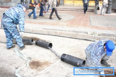 Segmentele de conducte sunt trase după punch