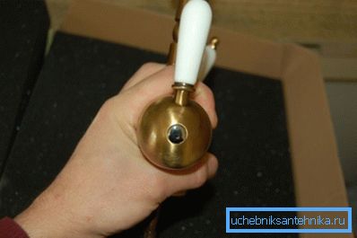 Acum, comutatoarele de plută pot fi găsite în obiecte sanitare retro stilizate. Acum, comutatoarele de plută pot fi găsite în obiecte sanitare retro stilizate.
