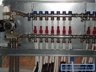 Tablou de distribuție pentru încălzirea radiatorului cu pieptene de alimentare și întoarcere. Tablou de distribuție pentru încălzirea radiatorului cu pieptene de alimentare și întoarcere.