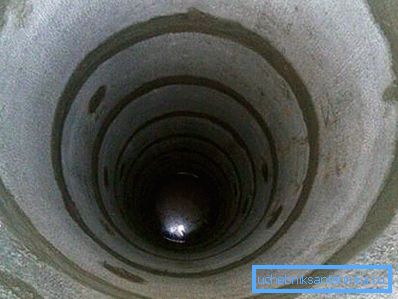 Se recomandă sigilarea cusăturilor dintre inele cu mortar de ciment. În acest fel, vom bloca calea apei de ploaie murdară de pe suprafață. Se recomandă sigilarea cusăturilor dintre inele cu mortar de ciment. În acest fel, vom bloca calea apei de ploaie murdară de pe suprafață.