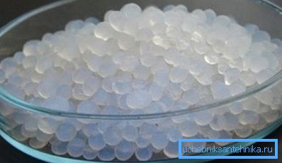 Silicagel - un desicant care poate fi folosit în loc de cărămizi.