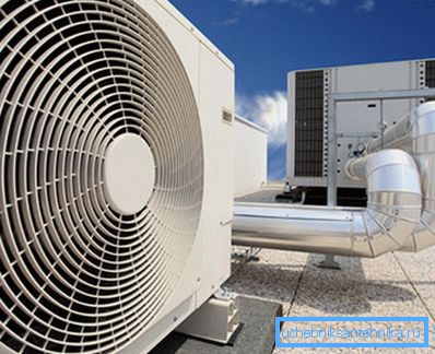 Echipamentele electrice sunt situate de obicei în afara clădirii și sunt conectate prin țevi speciale.
