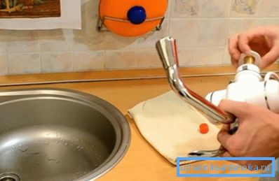 Răsuceam un blocaj de fixare din carcasă Răsuceam un blocaj de fixare din carcasă