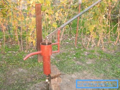Ei bine, cu o pompă de mână la dacha Ei bine, cu o pompă de mână la dacha