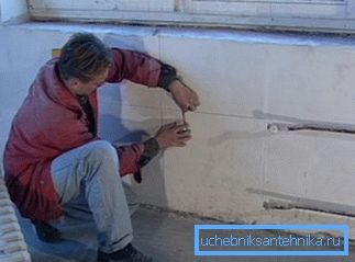Asigurăm că bateria este strict orizontală.