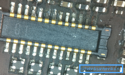 Urme de coroziune pe chips-uri iPhone