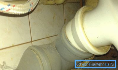 Scurgerea trebuie să se situeze la un unghi de aproximativ 40 de grade, ceea ce va permite o eliminare mai eficientă a deșeurilor.