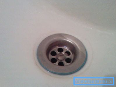 Goliți gaura în chiuvetă.