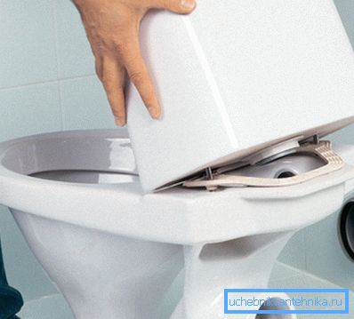 Rezervorul de scurgere cu conducta de alimentare inferioară trebuie montat pe vas după ce furtunul de alimentare cu apă este conectat la acesta.
