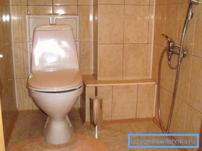 Mixer cu duș igienic pentru bidet în baie separată