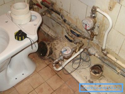 După îndepărtarea toaletei, închideți capacul canalului