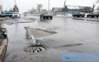 Conținutul apei de ploaie este aruncat în iaz sau pe relief, fără a fi curățat.