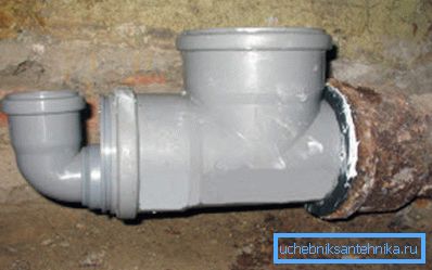 Conectarea unei tee de plastic cu o conductă de fontă Conectarea unei tee de plastic cu o conductă de fontă
