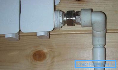 Conectarea radiatorului la conductă prin adaptor