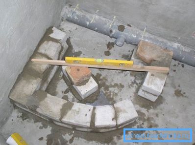 Construcția podiumului nu este, de asemenea, dificilă.